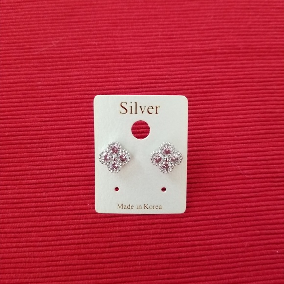 Earring - Picture 1 of 1